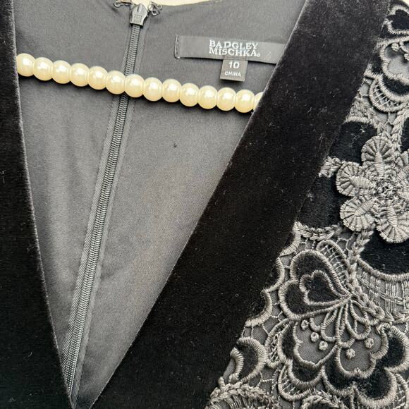 Badgley Mischka
Velvet Lace V-Neck Gown 💘 - Picture 6 of 10